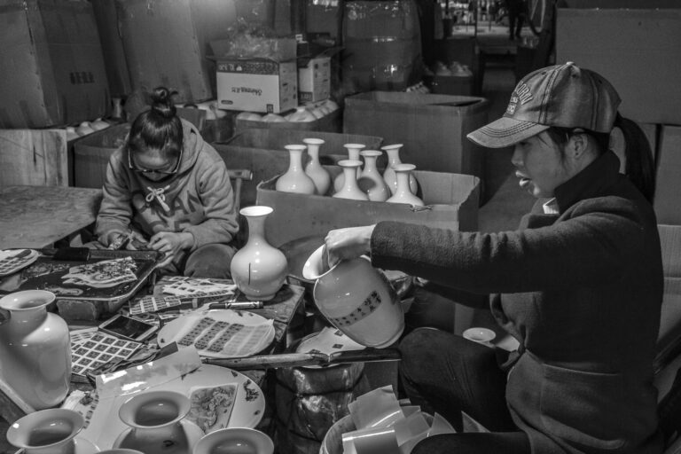 Zhang Shuzhou - The-Porcelain-Artists-13